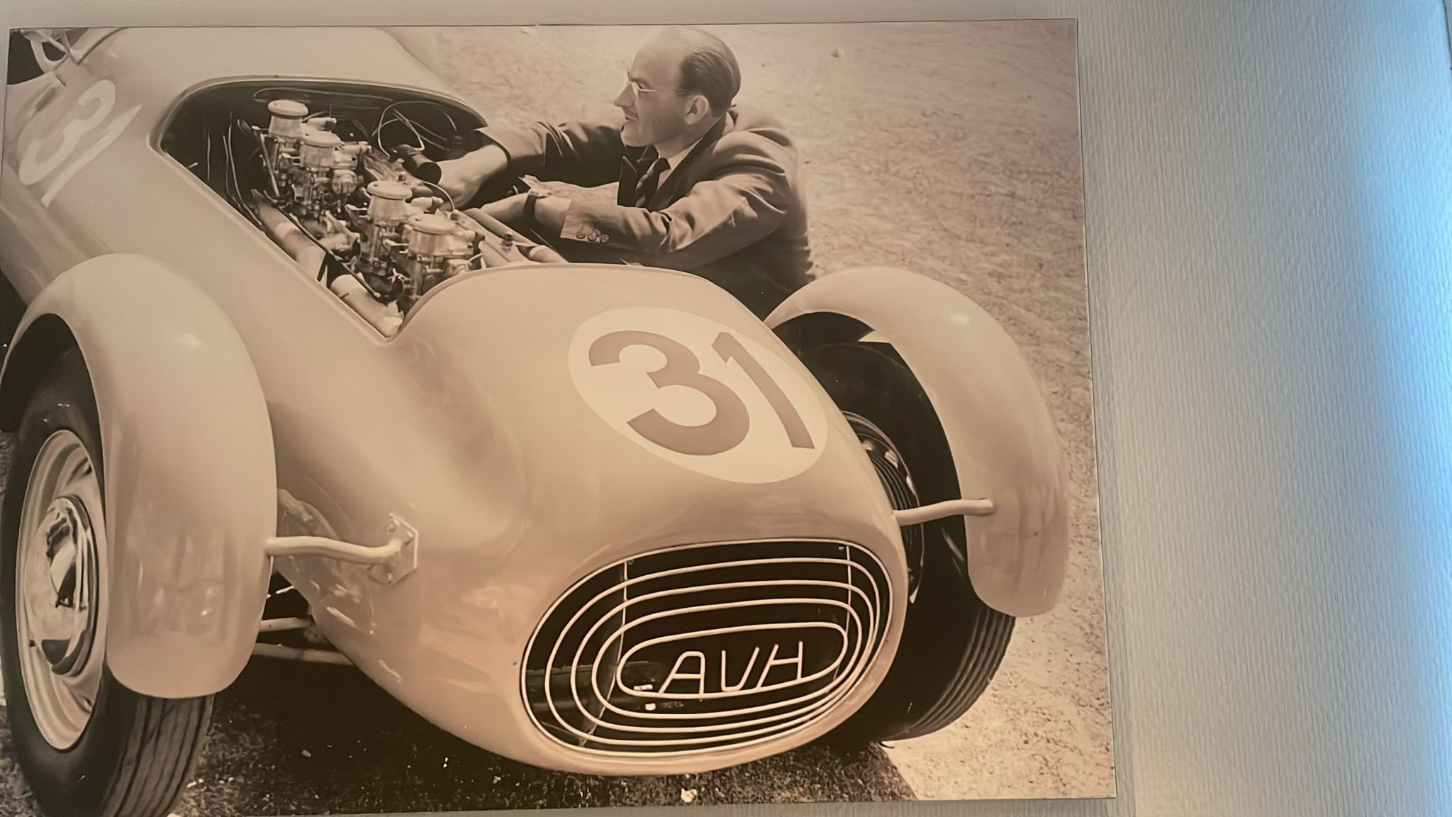 Anton van Houten (Toon) bij zijn zelfgebouwde AVH, hier met twee in lijn geplaatste Fiat 1100cc motoren. 