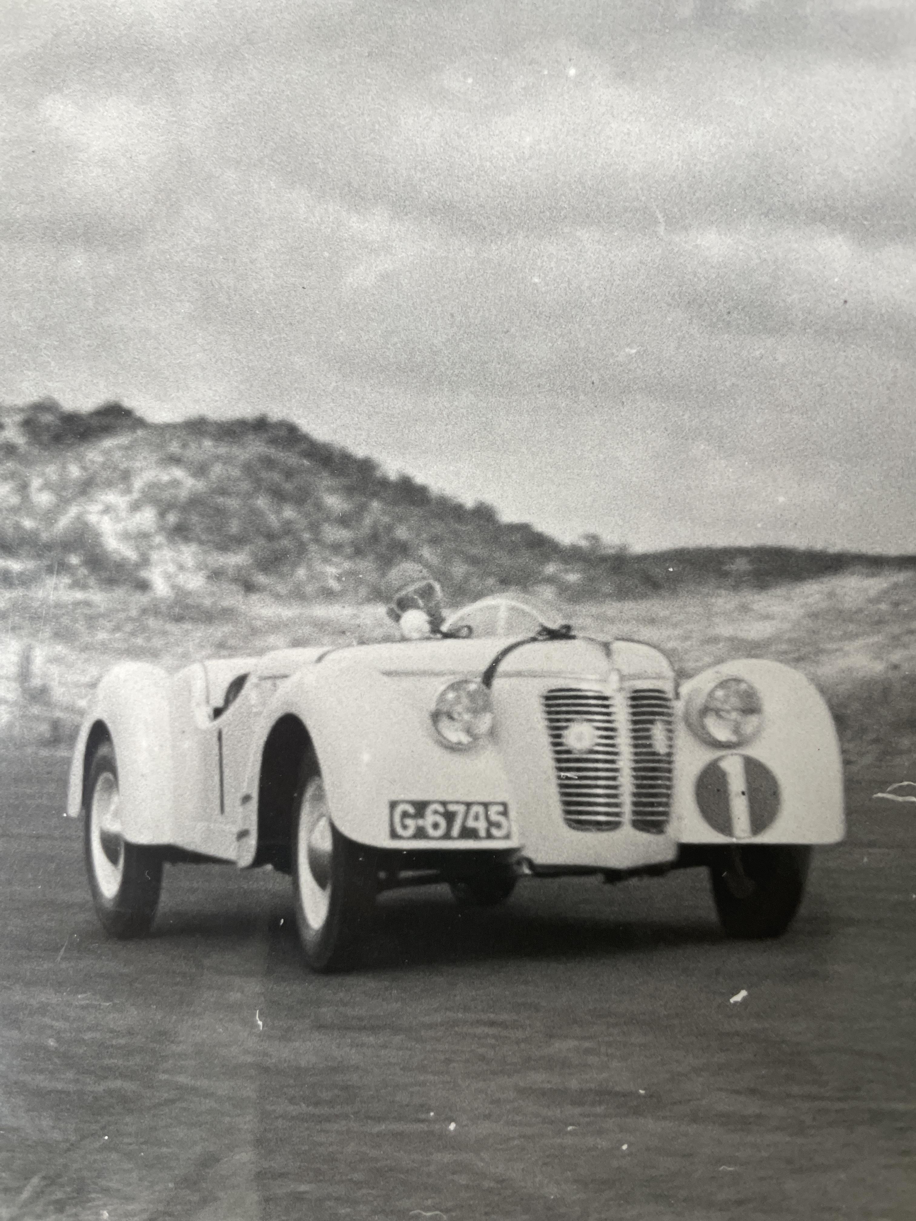 Fiat 1100 Sport driekwart-aanzicht op Zandvoort met kenteken G-6745