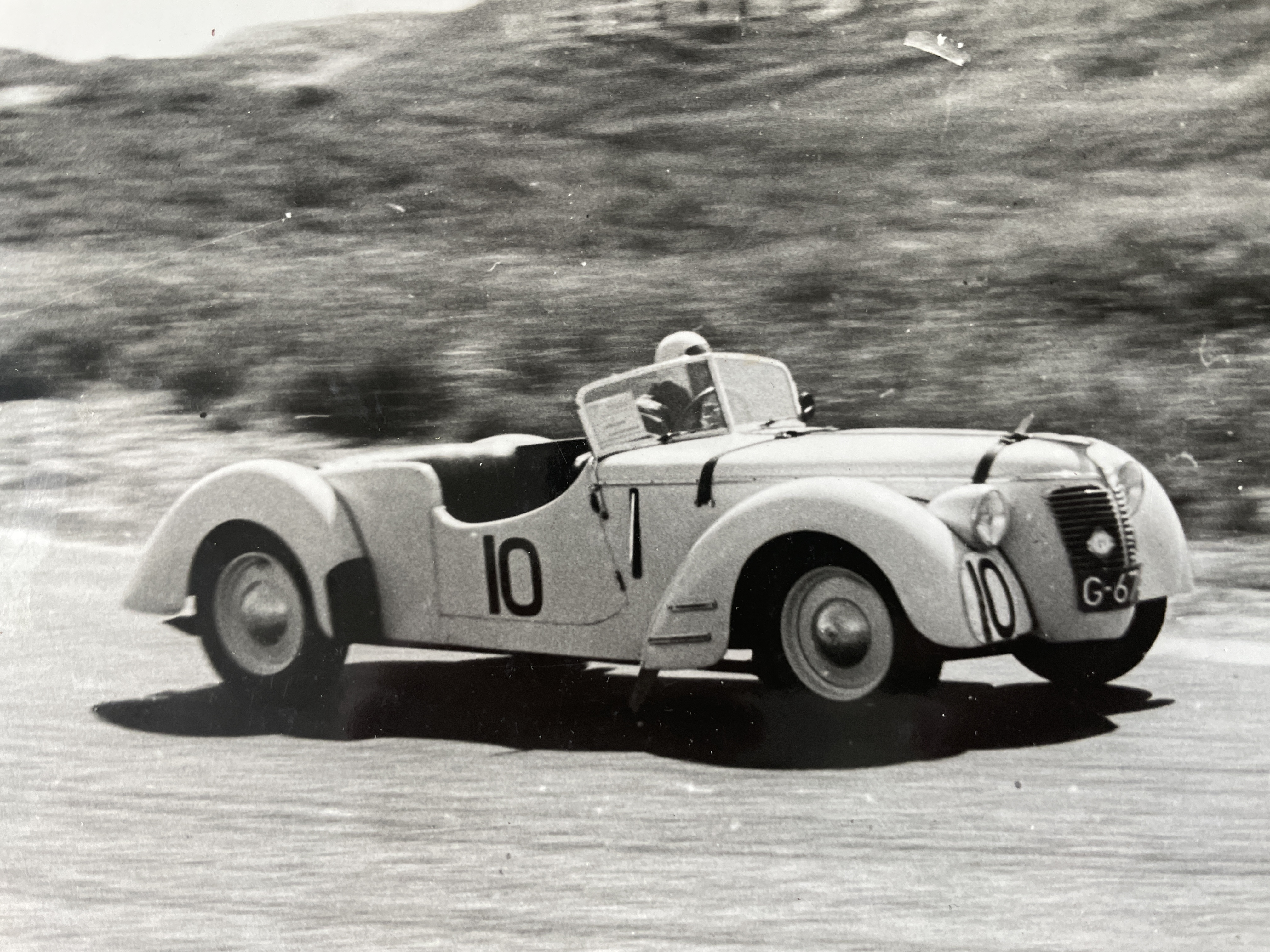 Fiat 1100 in actie op Zandvoort met startnummer 10