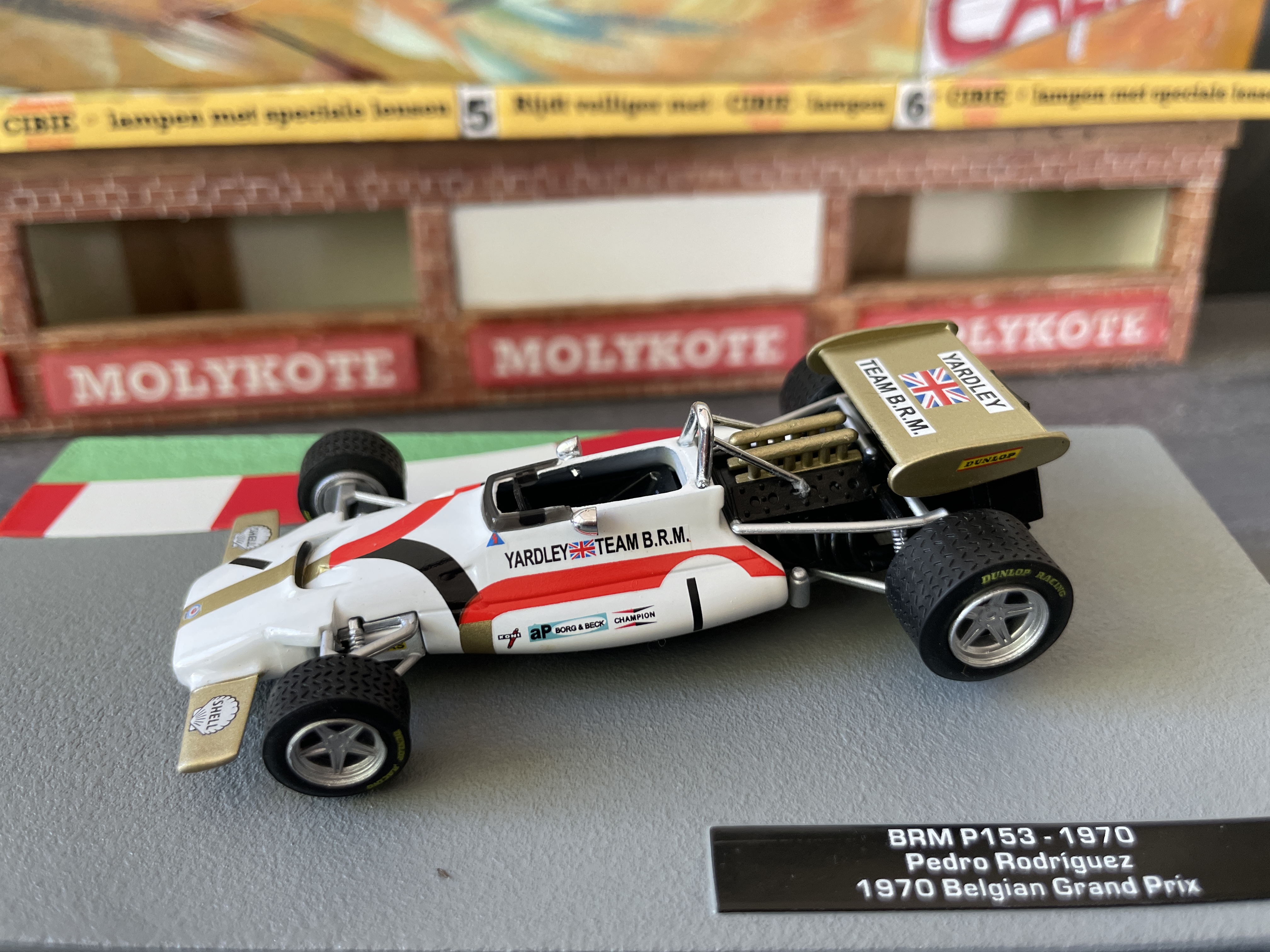 BRM P153 1:43 modelauto in Yardley-livery met Pedro Rodríguez