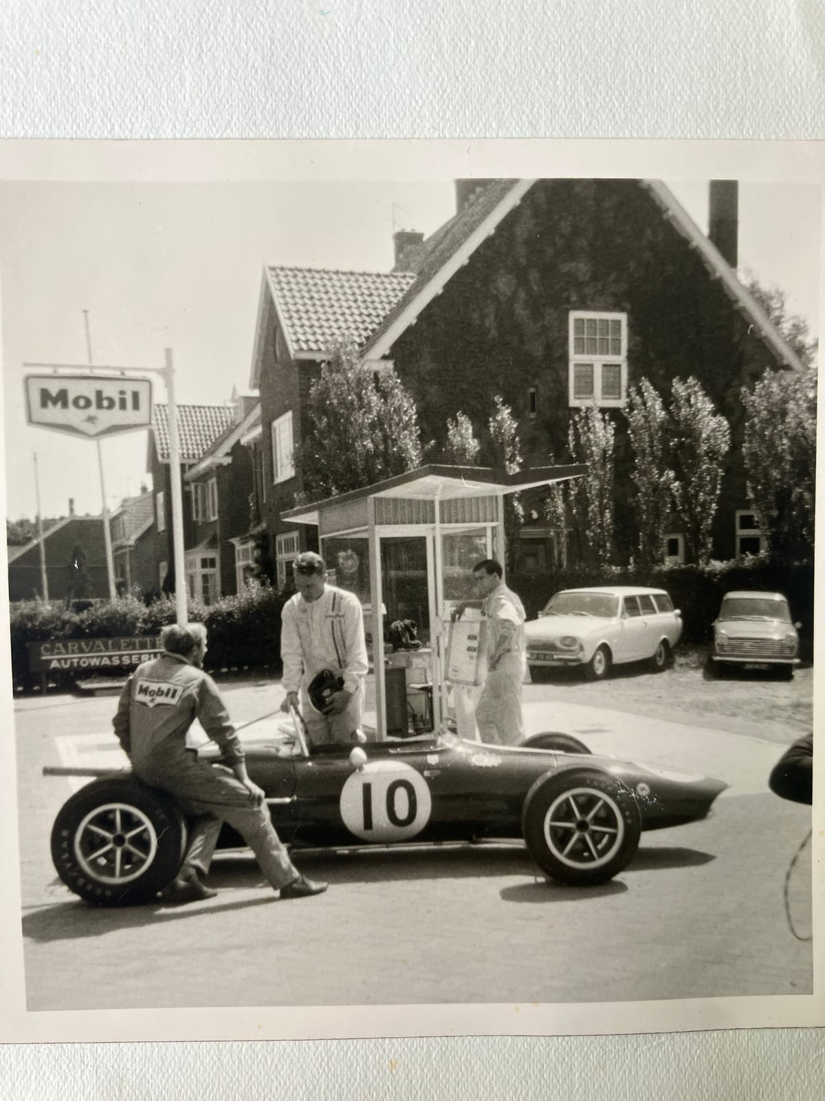 Dan Gurney met zijn Eagle Climax F1 (MK1) gewoon in een garagebedrijf te Heemstede.