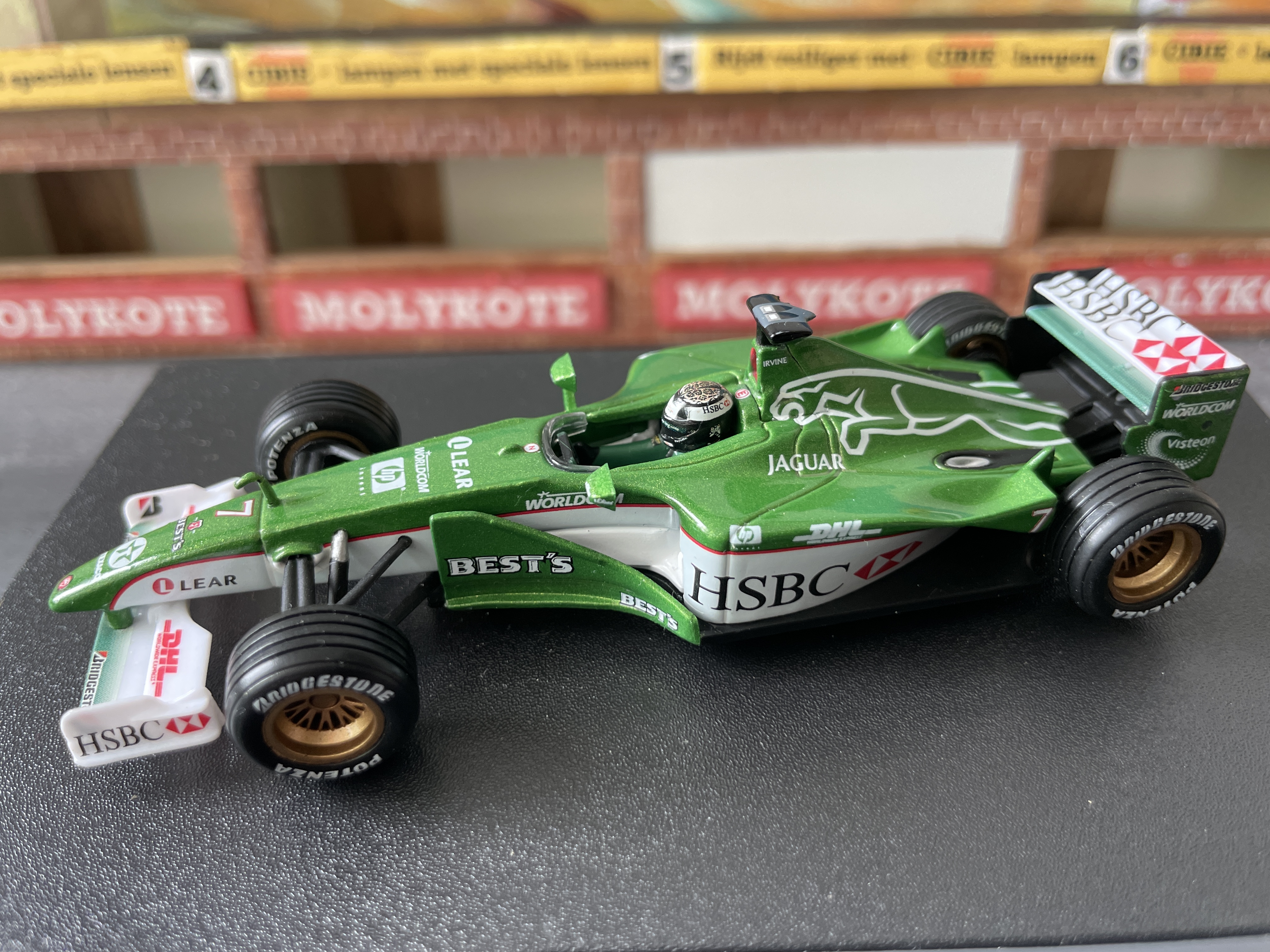 Jaguar R1 modelauto in metallic groen en wit met startnummer 7