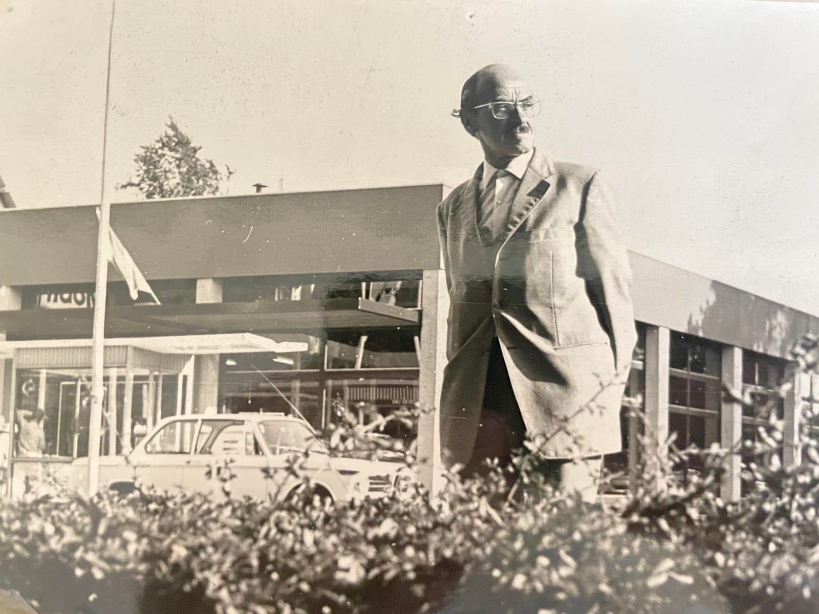 Han van Houten met zijn vader voor de Datsun-showroom (Gratama) aan de Kerklaan 113b in Heemstede