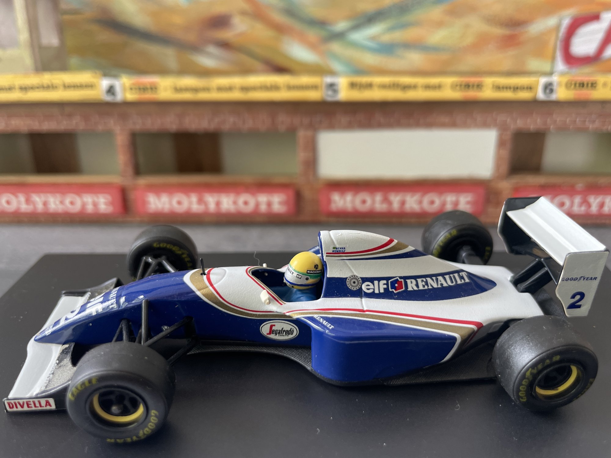 Williams FW16 1994 modelauto met Senna's helm in de collectie