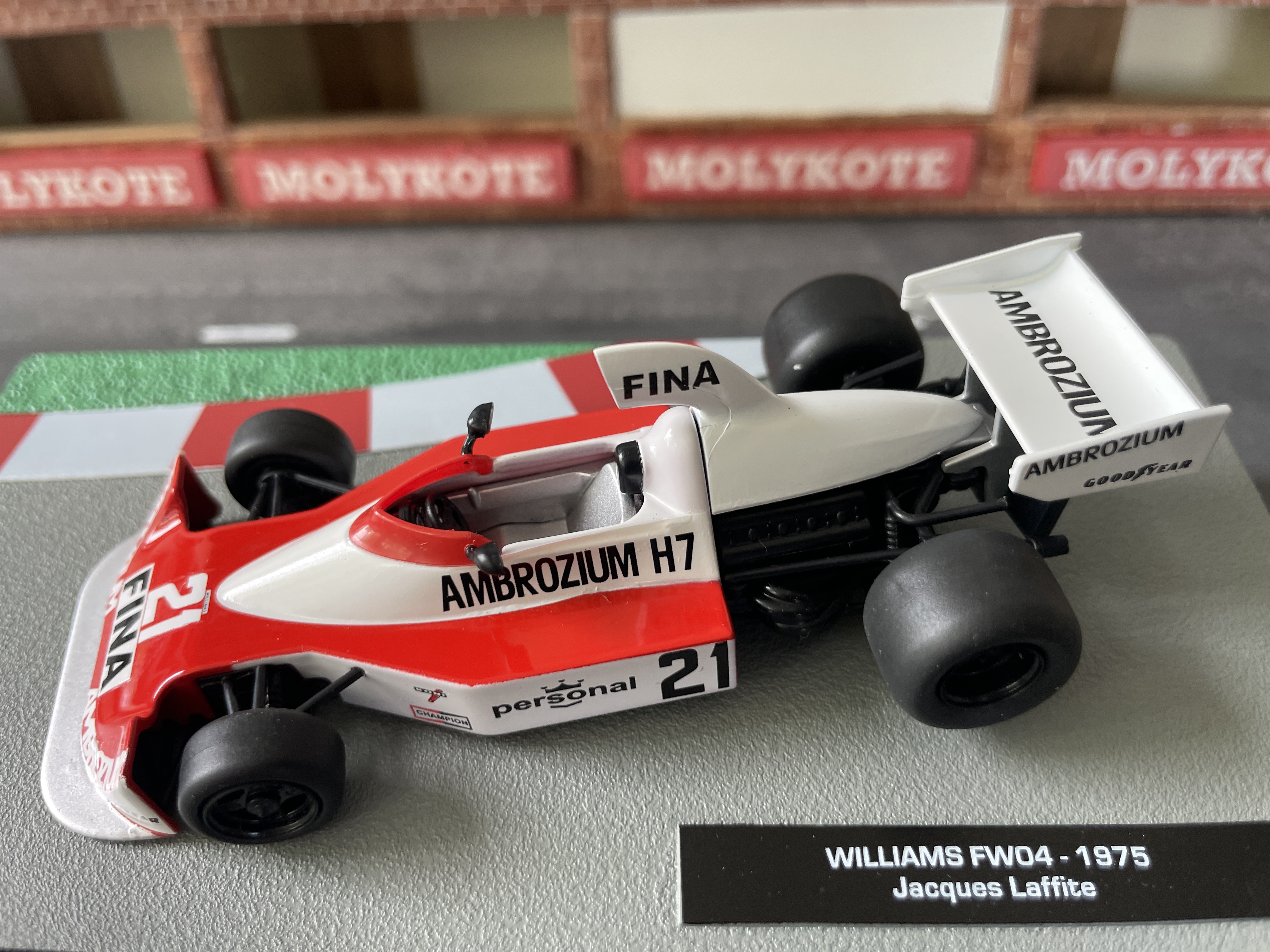 Williams FW04 modelauto in FINA- en Ambrozium-livery met Jacques Laffite