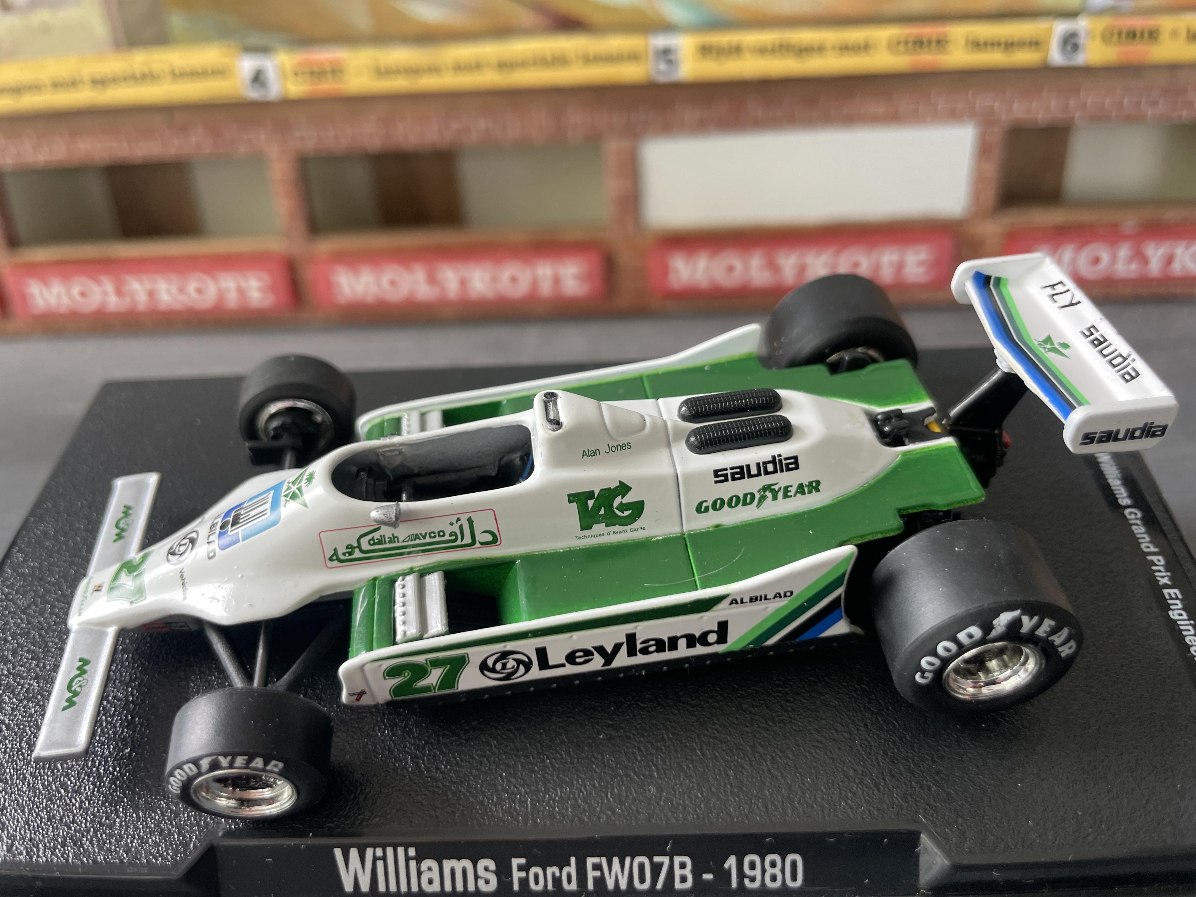 Williams FW07B modelauto in wit-groene Saudia-livery met Alan Jones