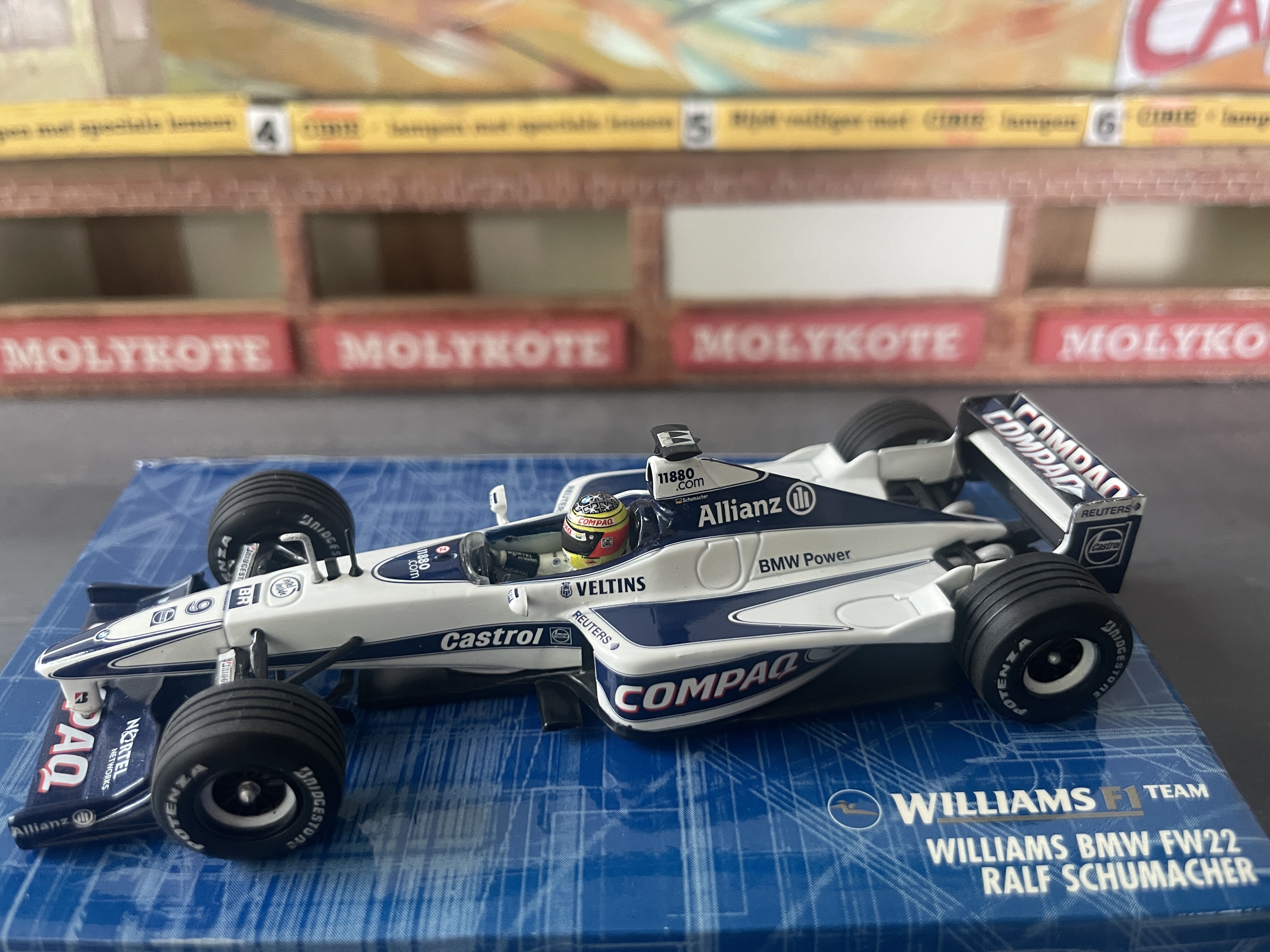 Williams BMW FW22 modelauto in Compaq blauw-wit met startnummer 9